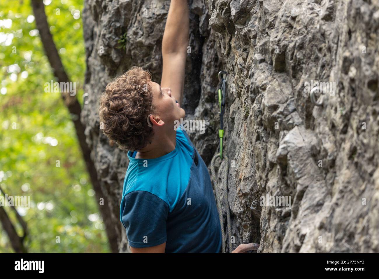 Scalatore che raggiunge la cima Foto Stock