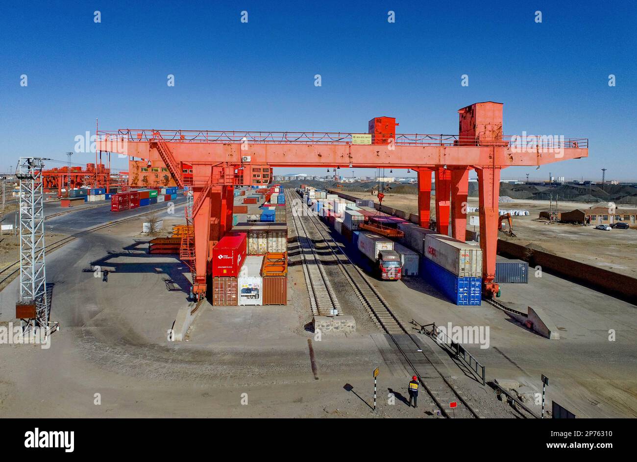 XILINGOL LEAGUE, CINA - 8 MARZO 2023 - macchinari e attrezzature caricano e scaricano container nel porto ferroviario di Erenhot nella Xilin Gol League, Inner Mongoli Foto Stock