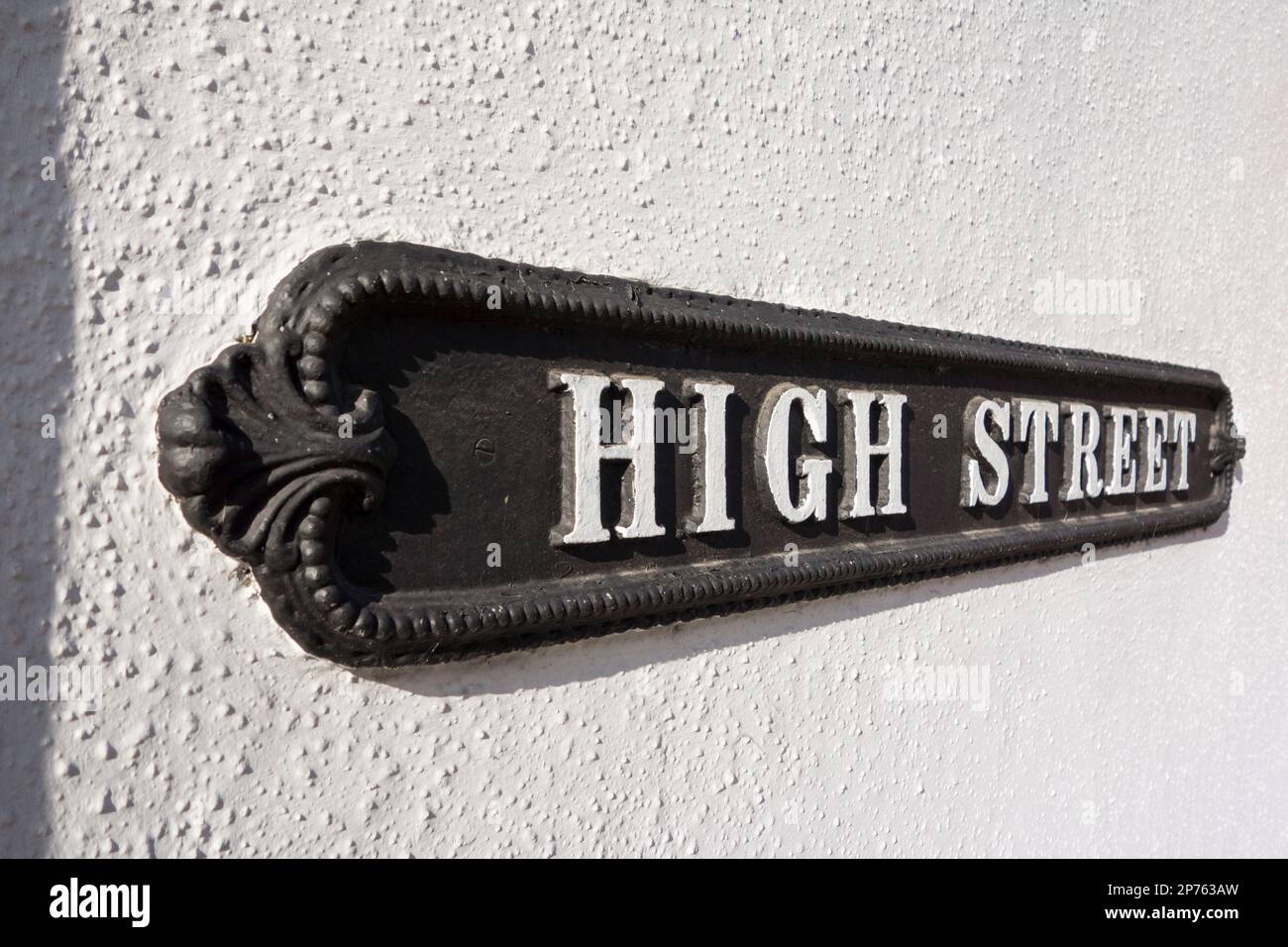 Cartello di High Street sulla parete bianca, Regno Unito Foto Stock