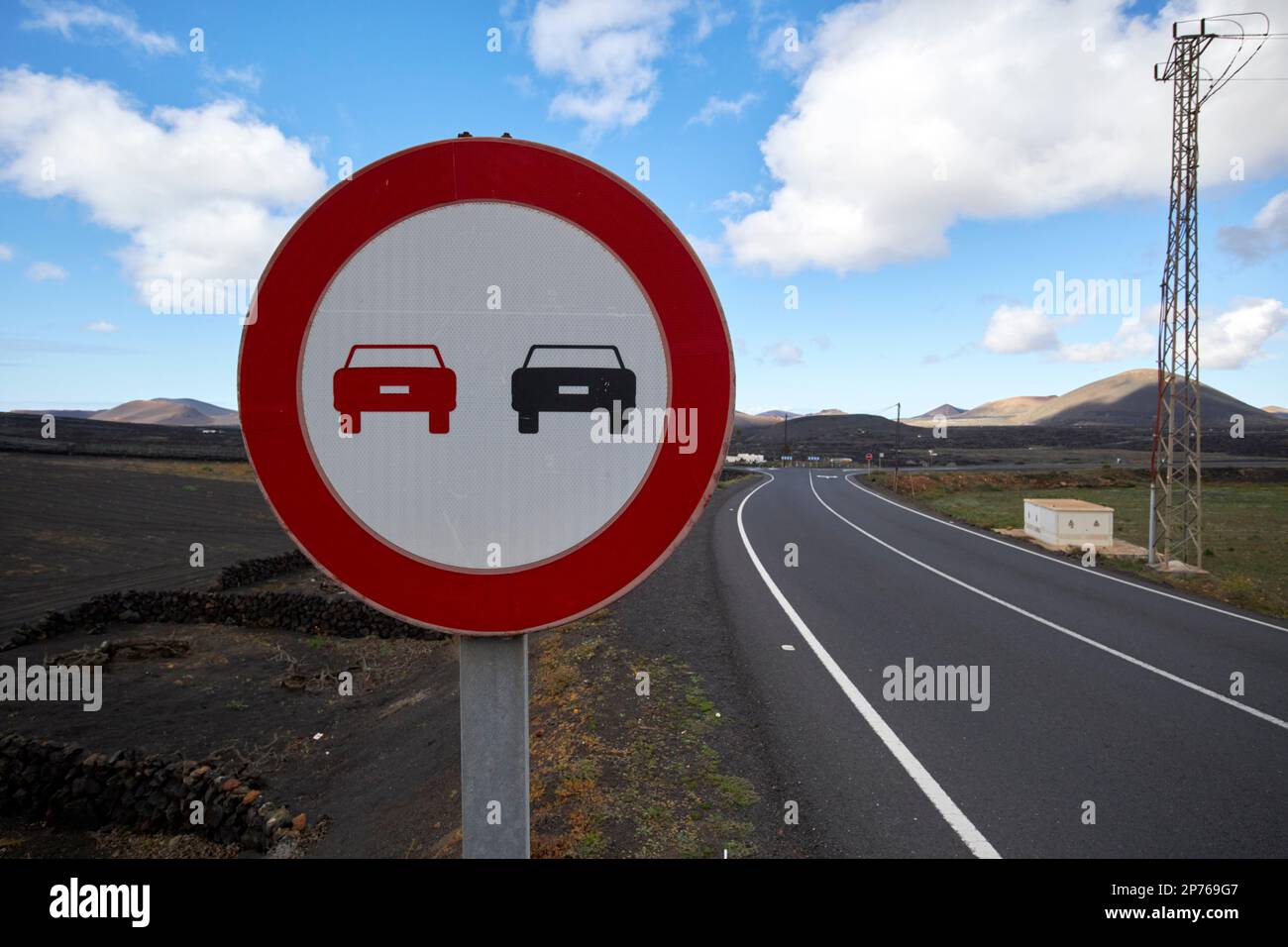 Nessun segnale di sorpasso sulla remota strada rurale cartello Lanzarote, Isole Canarie, Spagna Foto Stock