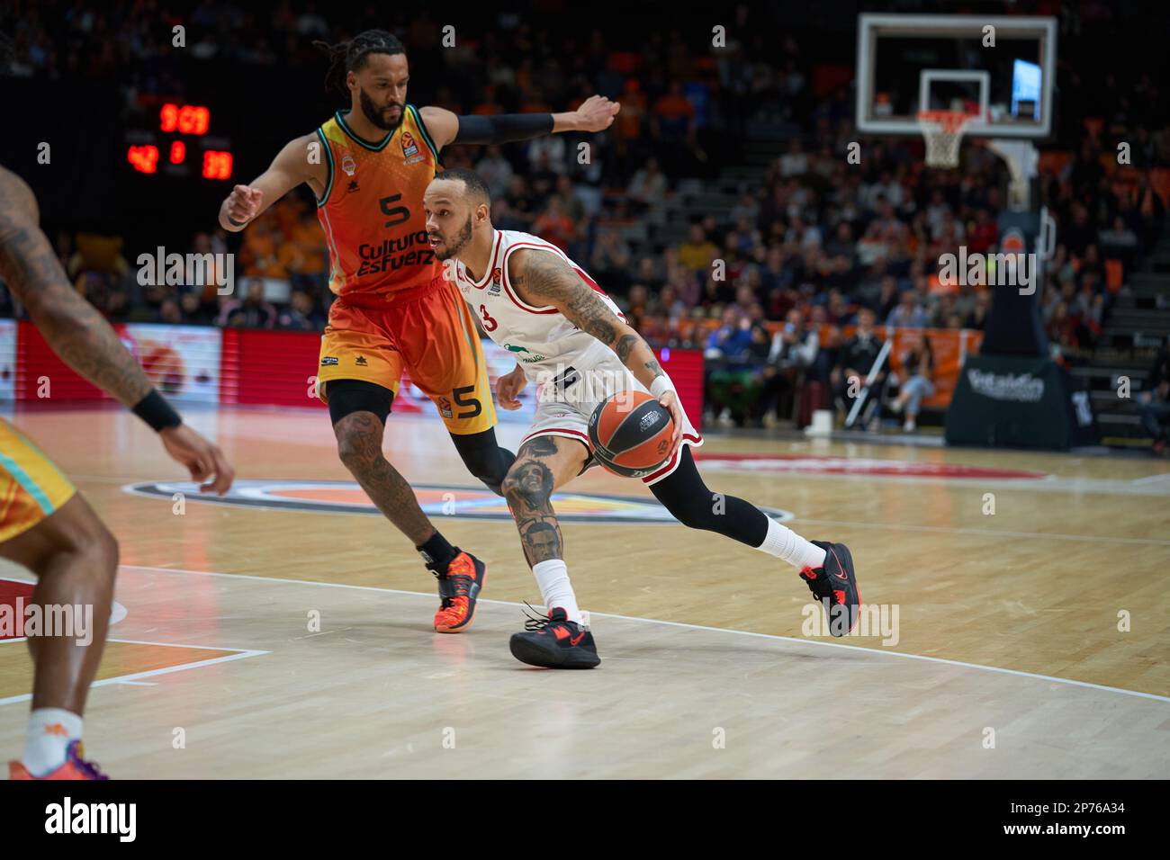 James Web di Valencia basket (R) e Shabazz Napier di EA7 Emporio Armani Milano (R) in azione durante la Turco Airlines Eurolega Regular Season Ro Foto Stock