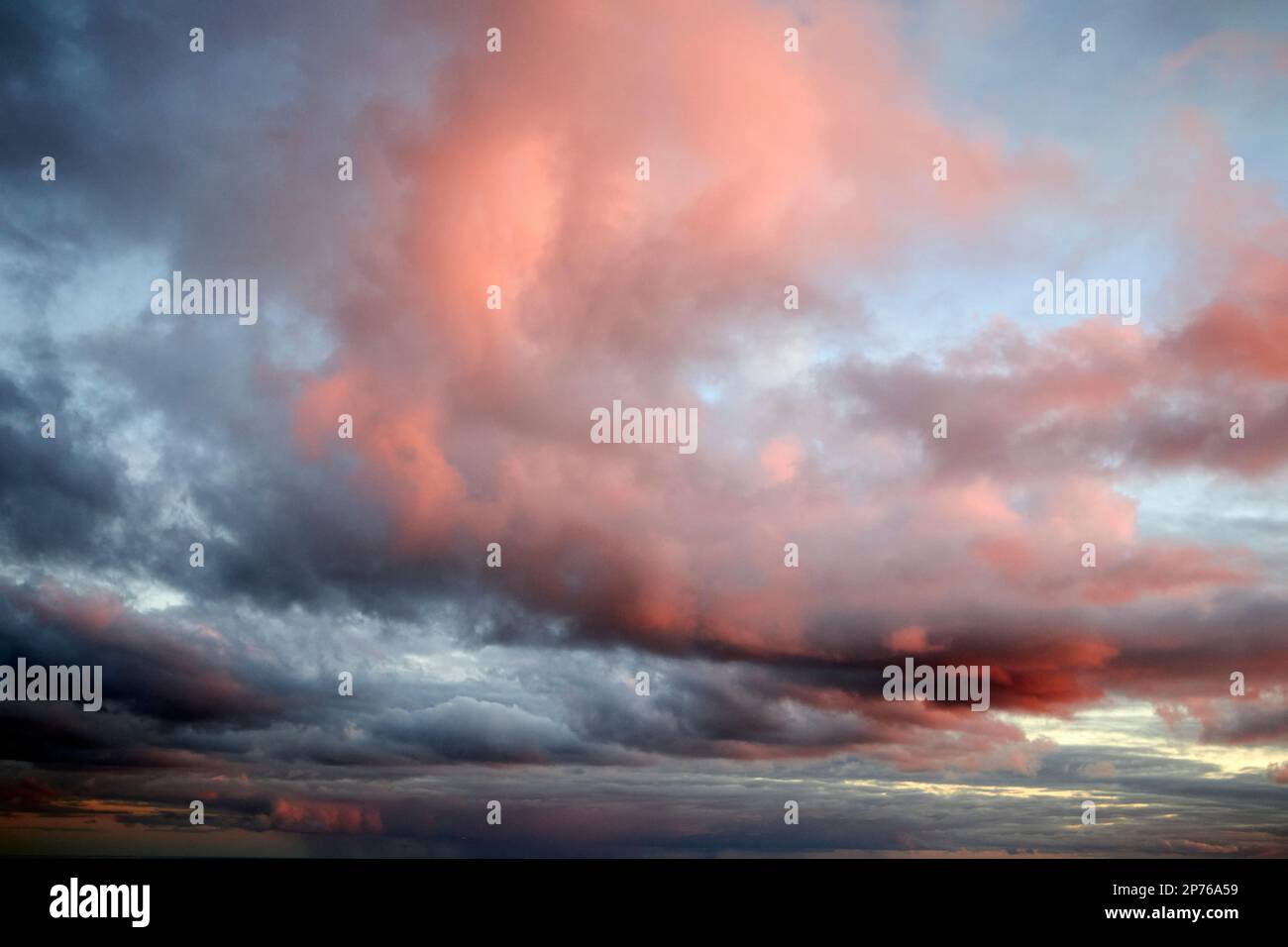 Cielo nuvoloso rosa e rosso incandescente a causa del tramonto Lanzarote, Isole Canarie, Spagna Foto Stock
