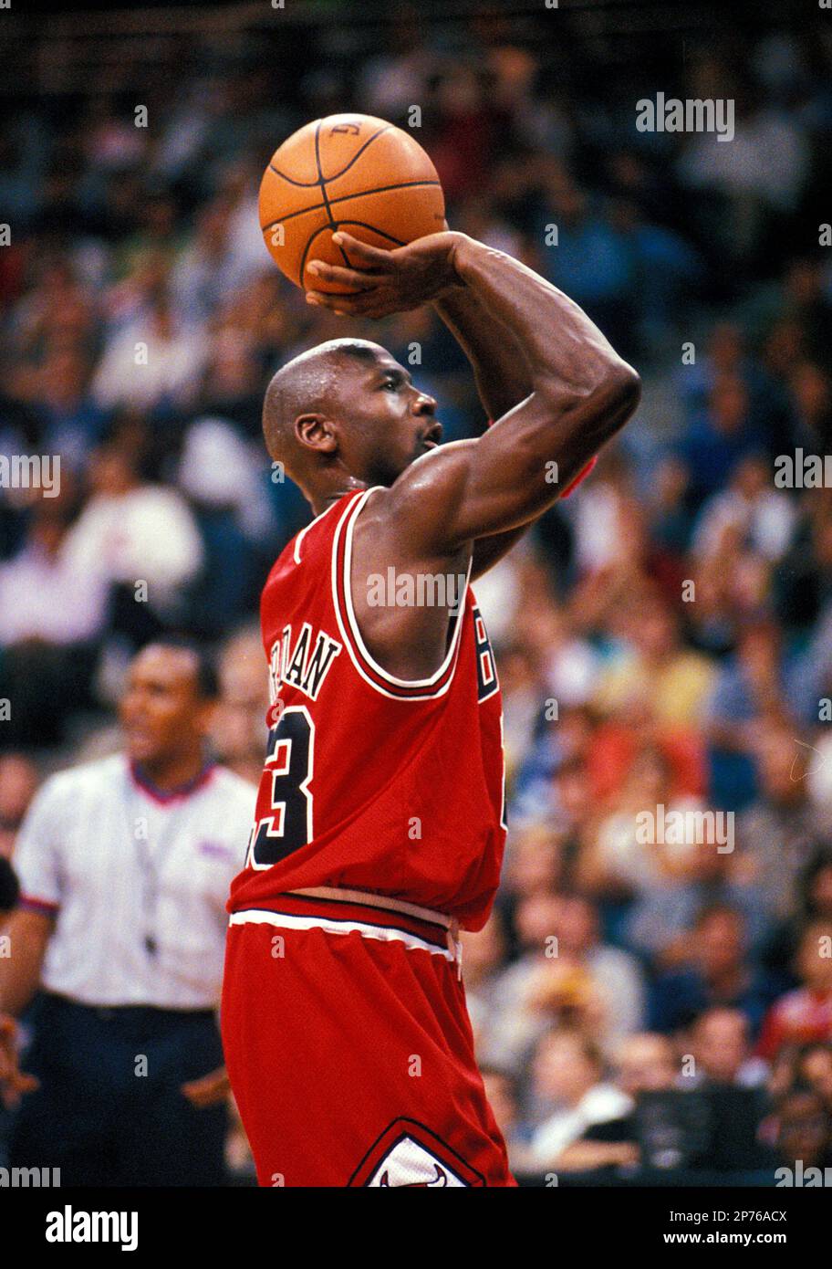 Chicago Bulls Michael Jordan plays in a NBA game against the Miami Heat on May 26,1997 at Miami Arena in Miami, Florida. (AP Photo/Tom DiPace) Foto Stock