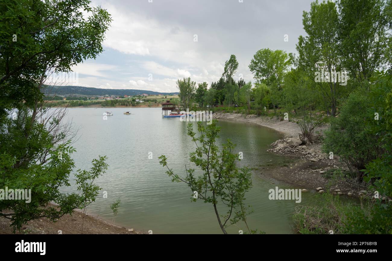 Cankiri, Turchia. 11 giugno, 2021. Paesaggio estivo al lago Alpsari Foto Stock