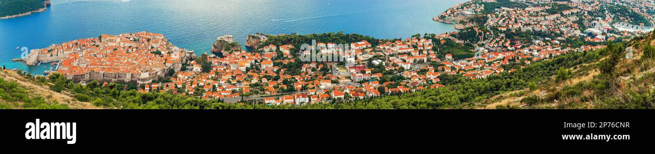 Panorama di Dubrovnik, destinazione di viaggio prominente in Croazia, Vista Extra grandangolare della città vecchia e nuova dalla collina sopra Foto Stock