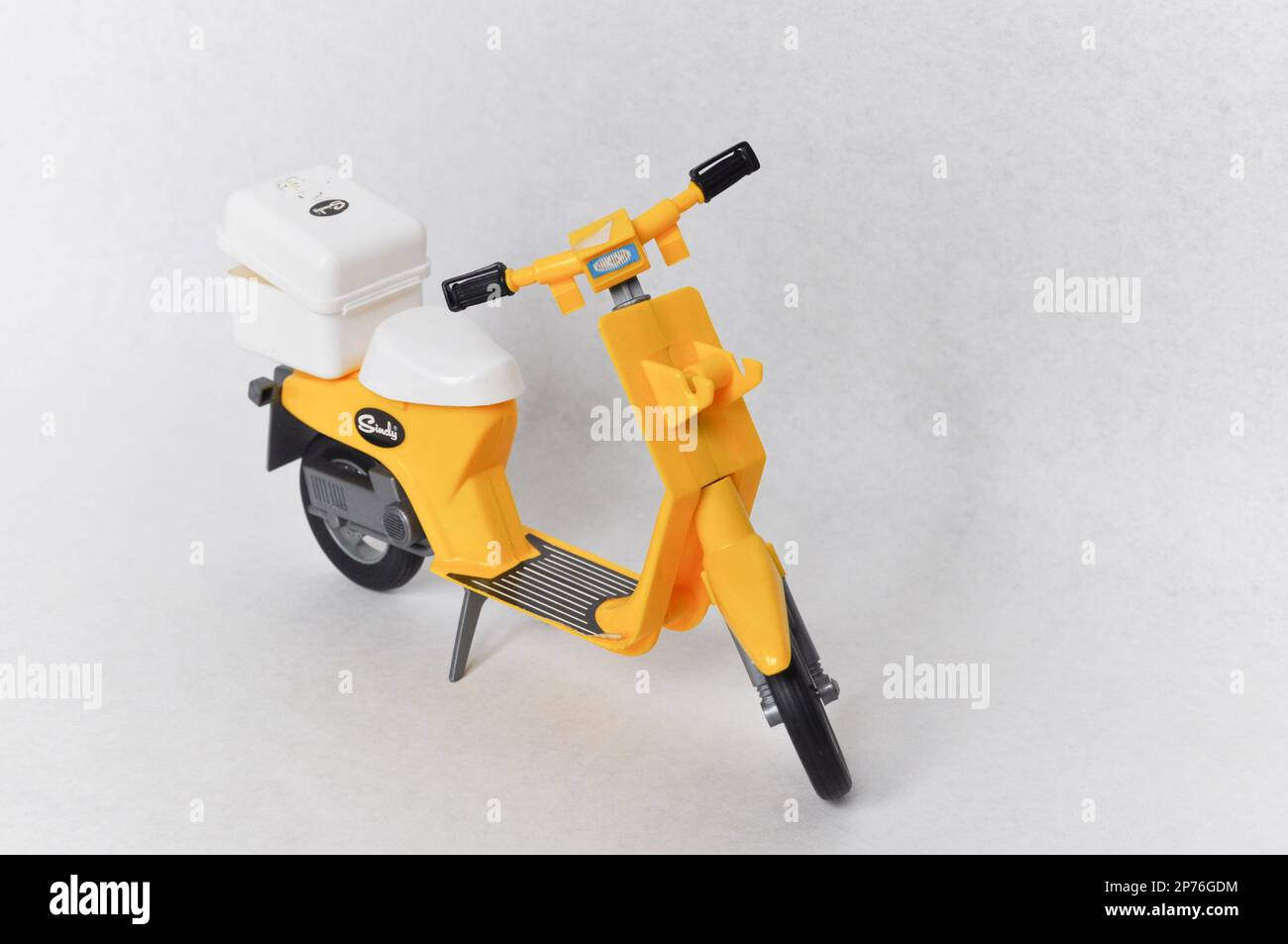 Sindy's Yellow Scooter vintage 1982 Foto Stock