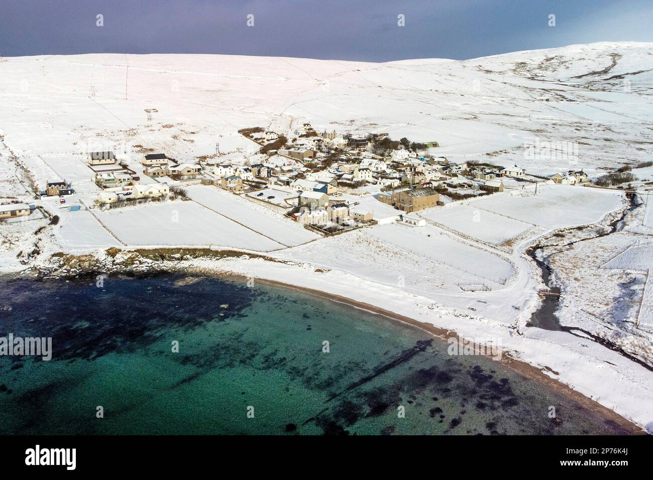 Hoswick, Shetland, Regno Unito, 8th marzo 2023, il villaggio di Hoswick in Shetland ha avuto una caduta pesante di neve durante la notte, Credit Dave Donaldson /Alamy Foto Stock