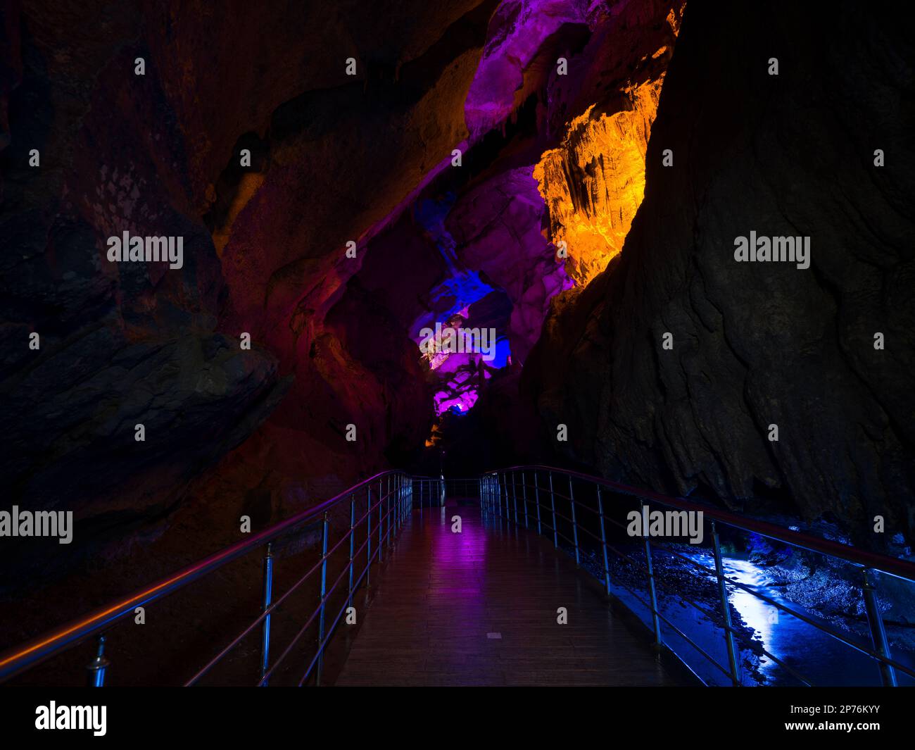 Famoso sentiero escursionistico Gokgol Cave. Grotte importanti di Turchia. Provincia di Zonguldak. Foto Stock