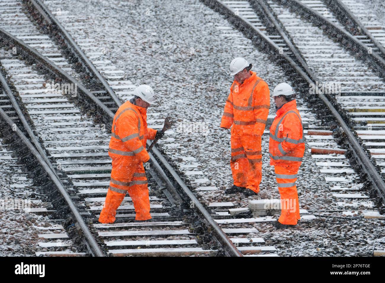 Hereford, Herefordshire, Regno Unito - Mercoledì 8th Marzo 2023 - UK Weather - Network Rail track worker che controllano la ferrovia e punti come la neve cade a Hereford questa mattina - le previsioni sono per neve e slittino a cadere tutto il giorno in Herefordshire. Foto Steven Maggio / Alamy Live News Foto Stock