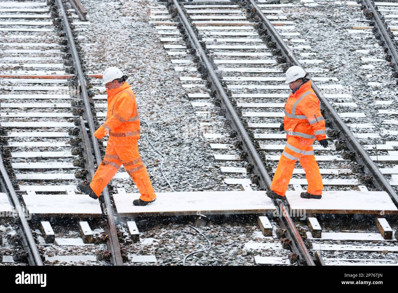 Hereford, Herefordshire, Regno Unito - Mercoledì 8th Marzo 2023 - UK Weather - Network Rail train worker che controllano la ferrovia quando la neve cade a Hereford questa mattina - le previsioni sono per neve e slittino a cadere tutto il giorno in Herefordshire. Foto Steven Maggio / Alamy Live News Foto Stock