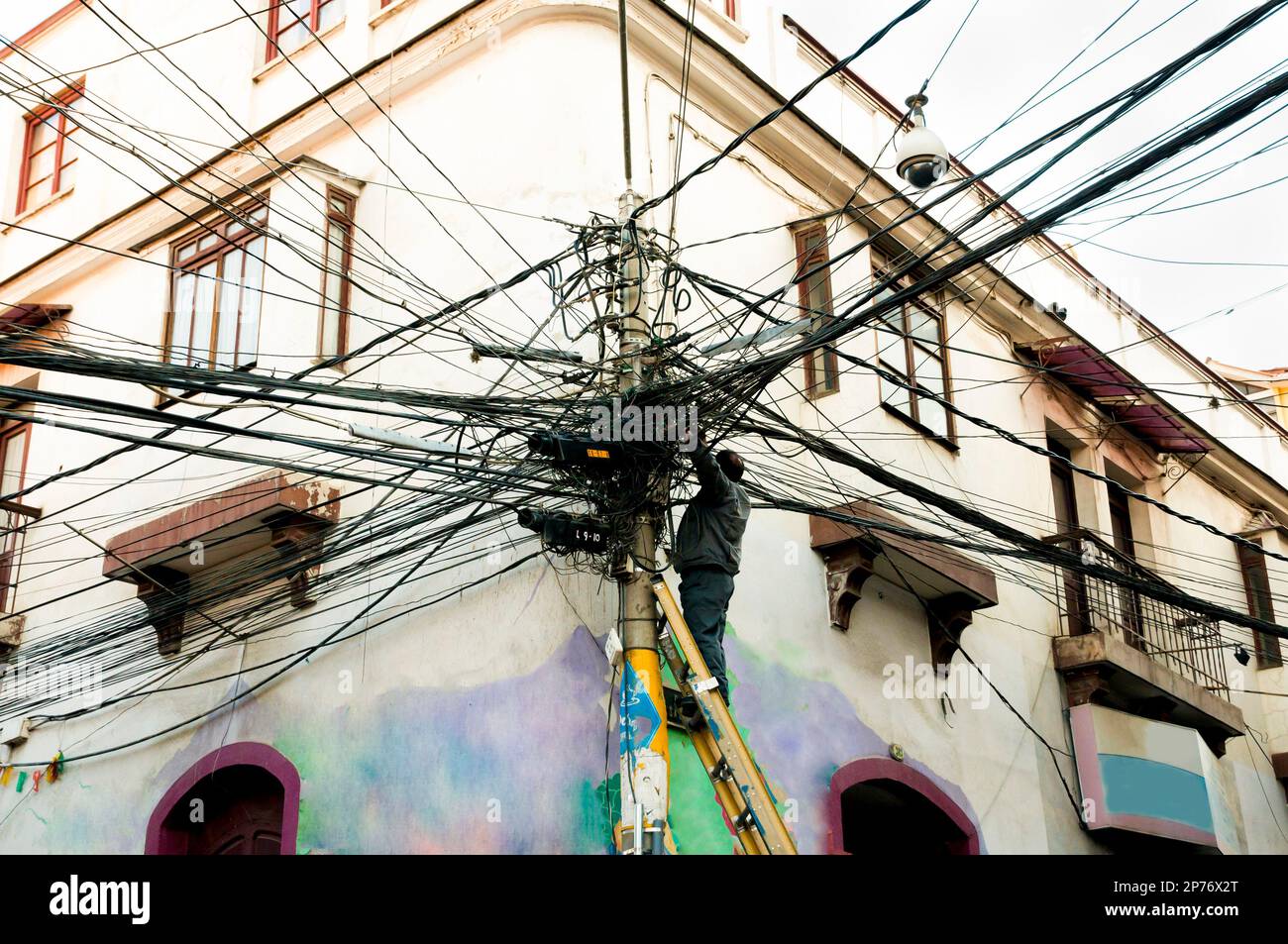 Cavi elettrici aggrovigliati in città Foto Stock