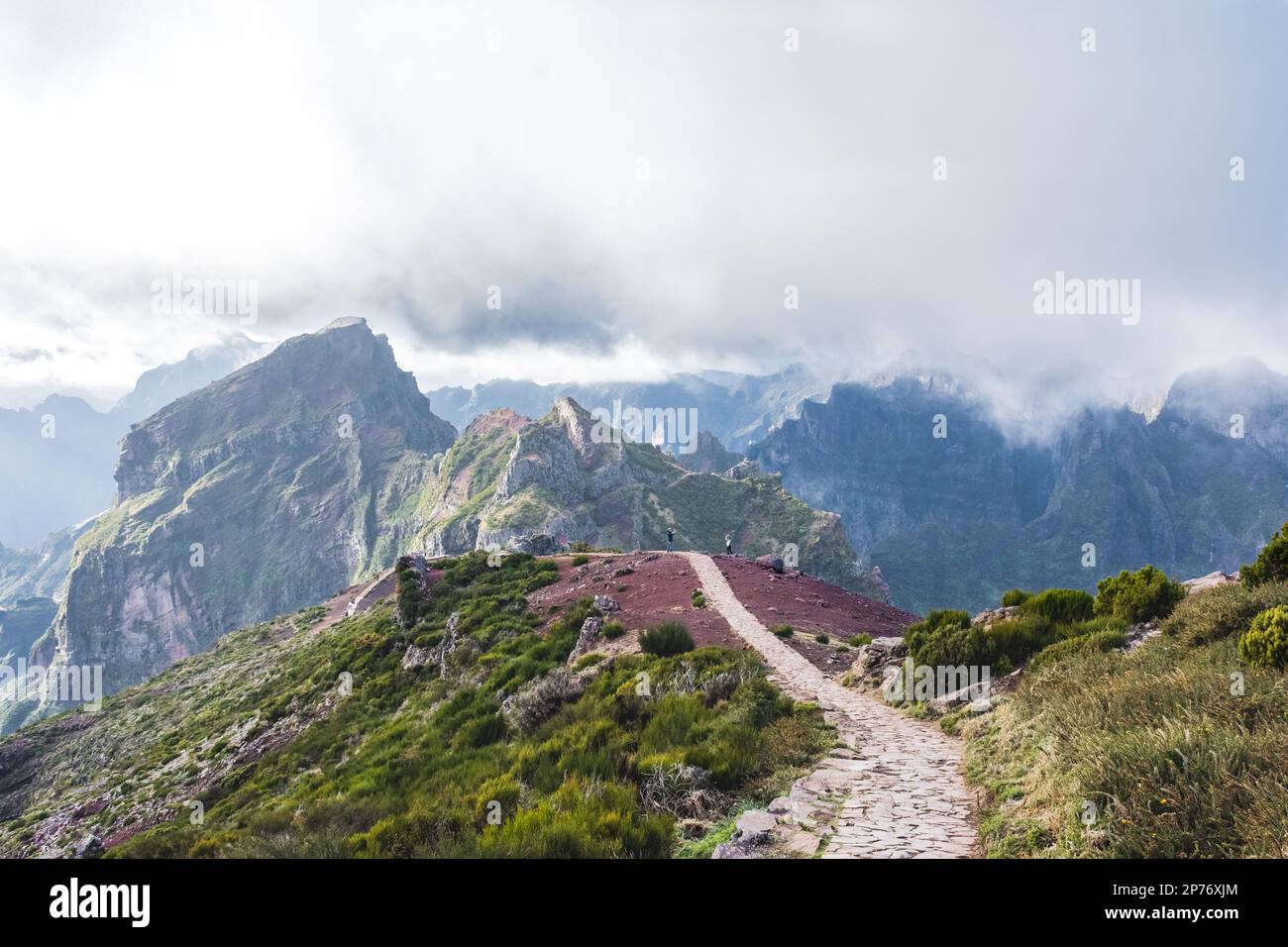 Vista delle scogliere e delle montagne da Madeira Portogallo con alcune nuvole sopra Foto Stock