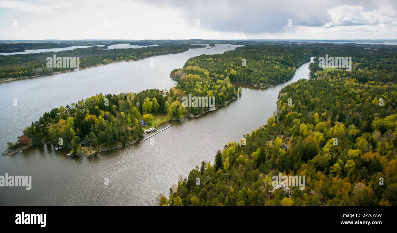 Vista aerea su una parte del lago Vansjø a Østfold, Norvegia. La stretta linea d'acqua a destra è il fiume Mosseelva. Foto Stock