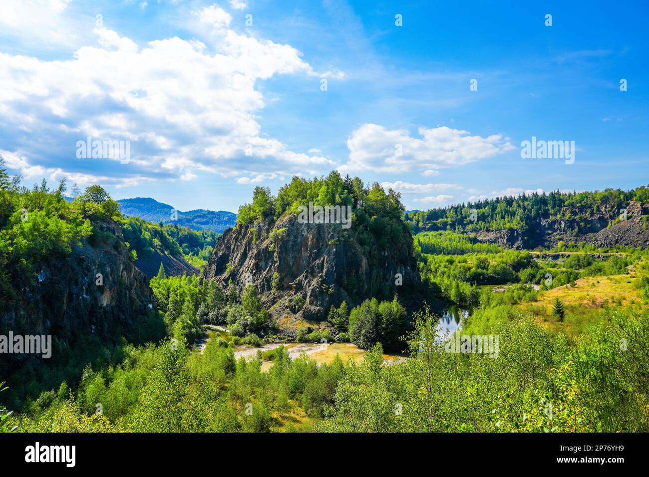Cava di diabase Renaturata vicino a Wolfshagen, sulle montagne Harz. Sentiero escursionistico delle pietre nel Parco Nazionale di Harz. Vista della cava e del surro Foto Stock