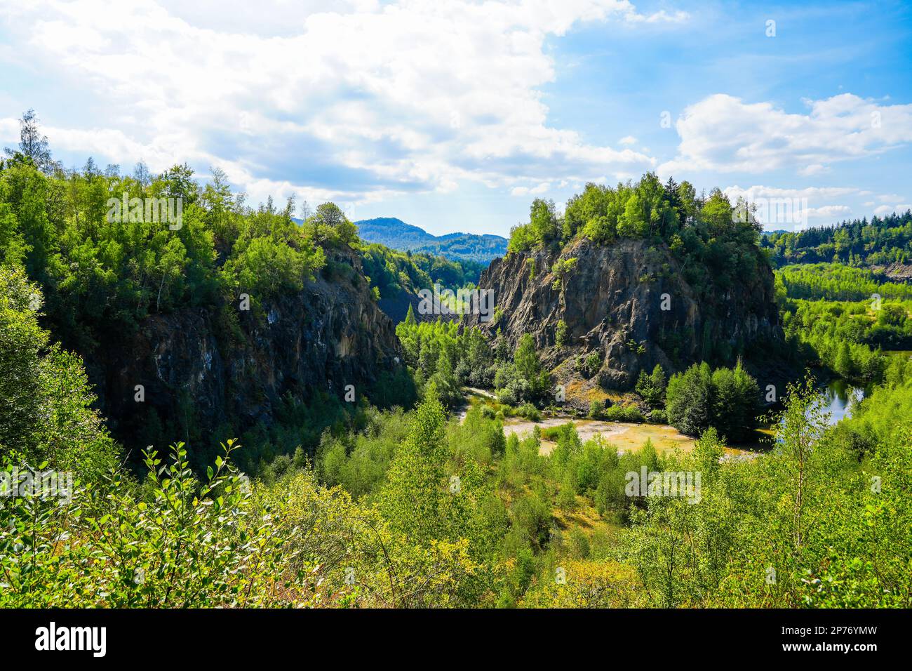 Cava di diabase Renaturata vicino a Wolfshagen, sulle montagne Harz. Sentiero escursionistico delle pietre nel Parco Nazionale di Harz. Vista della cava e del surro Foto Stock