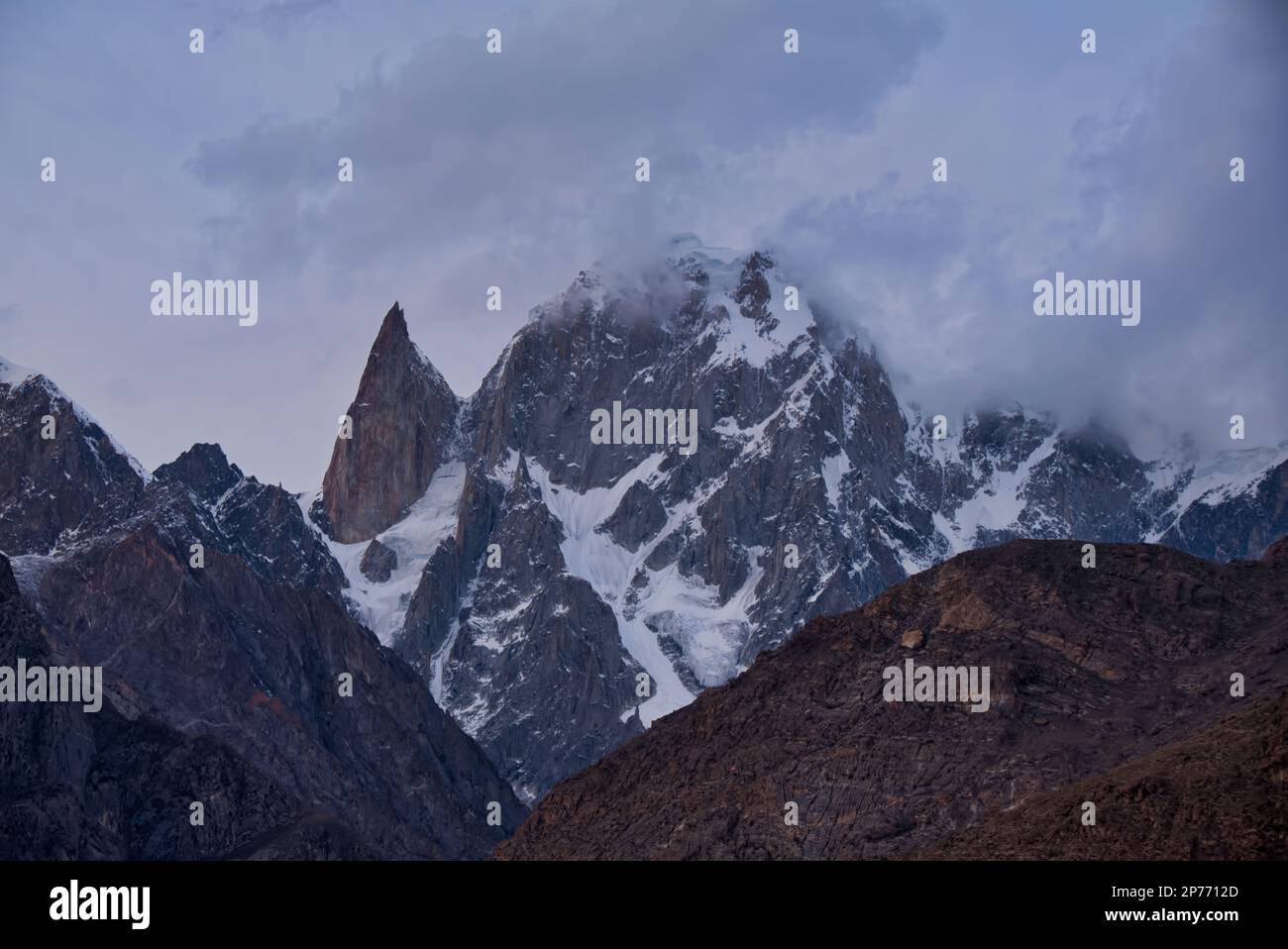 Nell'Ultar Nalla del centro di Hunza si erge un pinnacolo di granito nero del 1000m. Prende il nome da una sfortunata principessa Hunza Bubuli Foto Stock