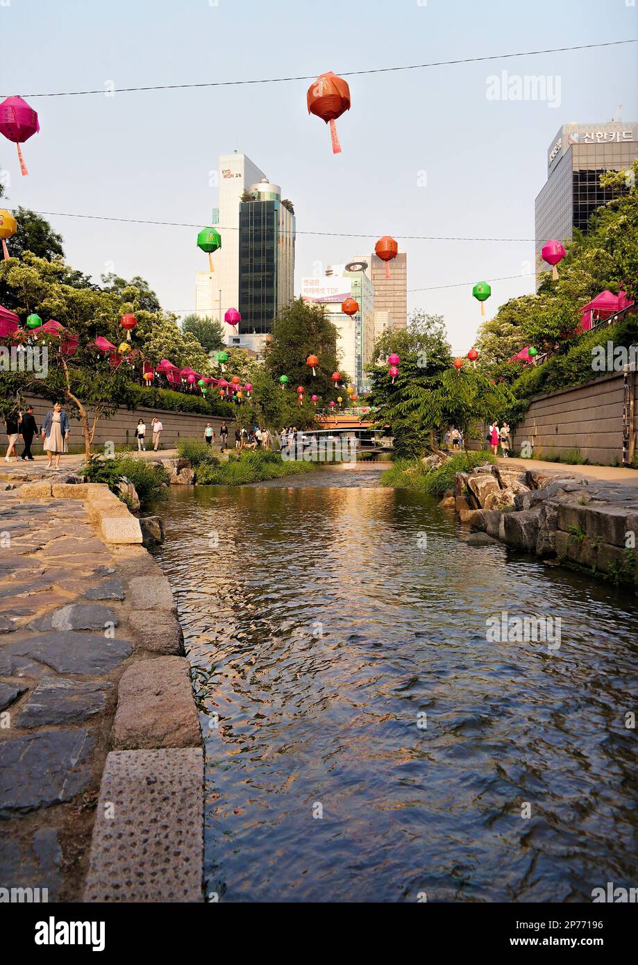 Seoul, Corea del Sud - 2019 maggio: Vista panoramica del torrente Cheonggye (Cheonggyecheon) nel centro città. Lanterne, marciapiedi e splendidi paesaggi Foto Stock