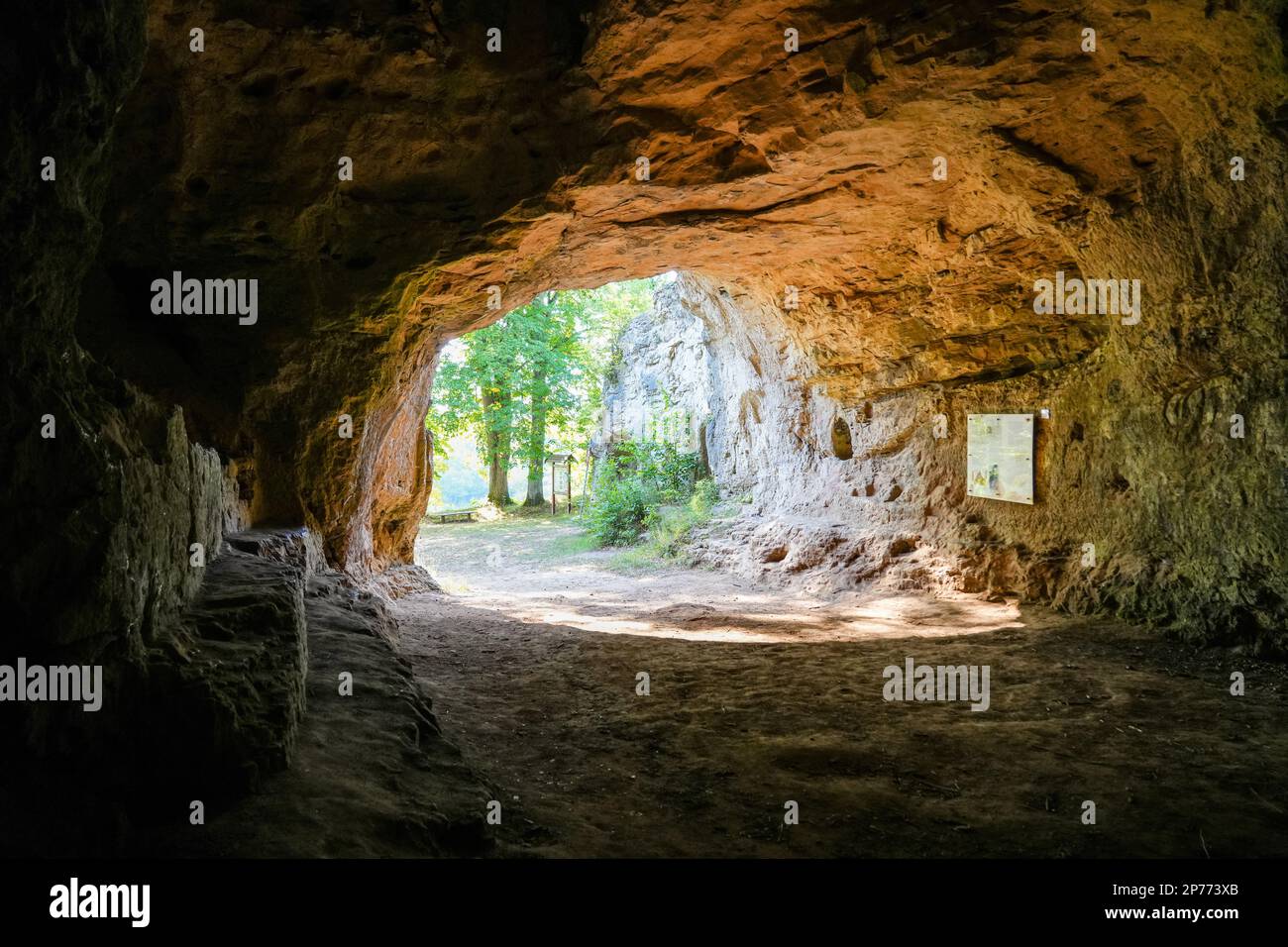 Chiesa di pietra di Scharzfeld vicino a Herzberg am Harz. Vecchia caverna nell'Harz. Grotta di roccia dolomitica ad arco rotondo. Steinkirche. Foto Stock