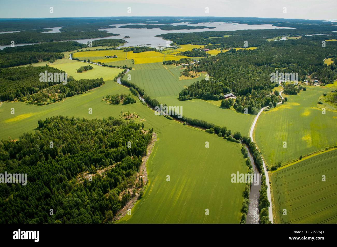 Veduta aerea dei campi agricoli e del fiume Hobølelva e di una parte del lago Vansjø a Østfold, Norvegia, Scandinavia. Foto Stock