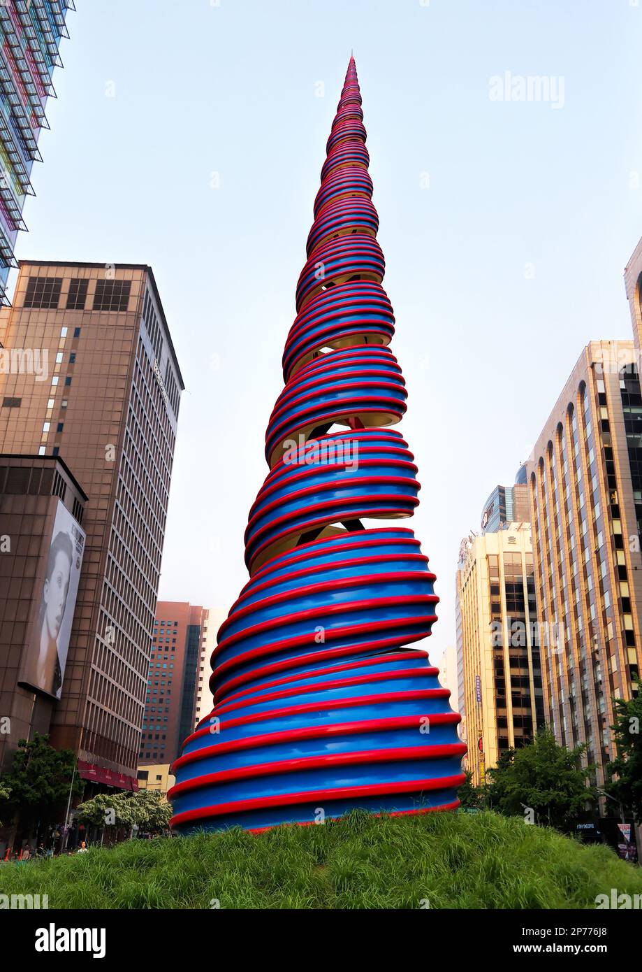 Seoul, Corea del Sud - Maggio 2022: Scultura primaverile a forma di conchiglia al torrente Cheonggyecheon, spazio ricreativo pubblico nel centro cittadino Foto Stock