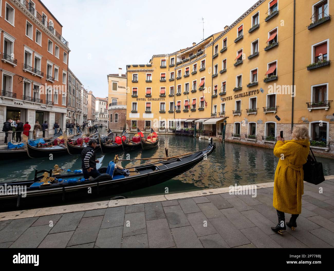 Le gondole sono legate vicino all'Hotel Cavalletto, quartiere San Marco, Venezia, Italia Foto Stock