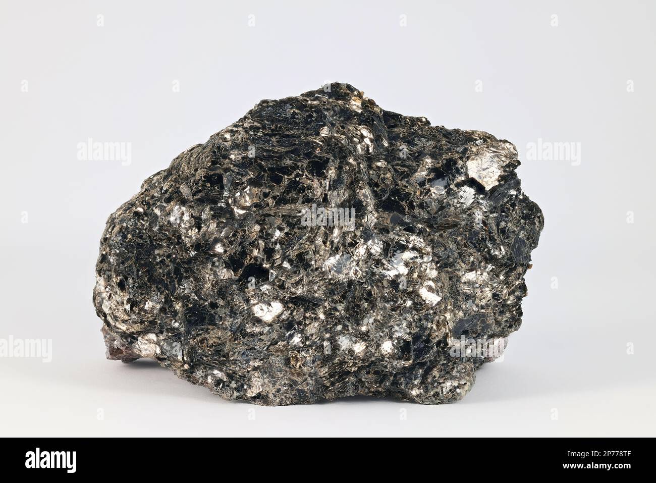 Biotite, chiamata anche mica nera, un minerale silicato nel gruppo mica Foto Stock