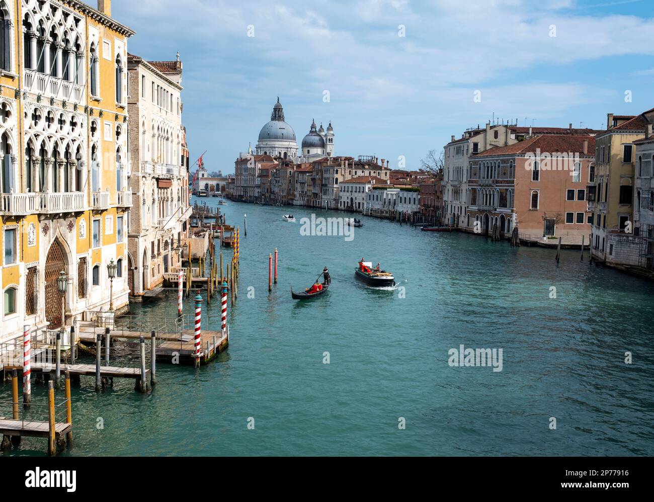 Vista dal Ponte dell'Accademia del Canal Grande e dalla Basilica di Santa Maria della Salute, Venezia, Italia. Foto Stock