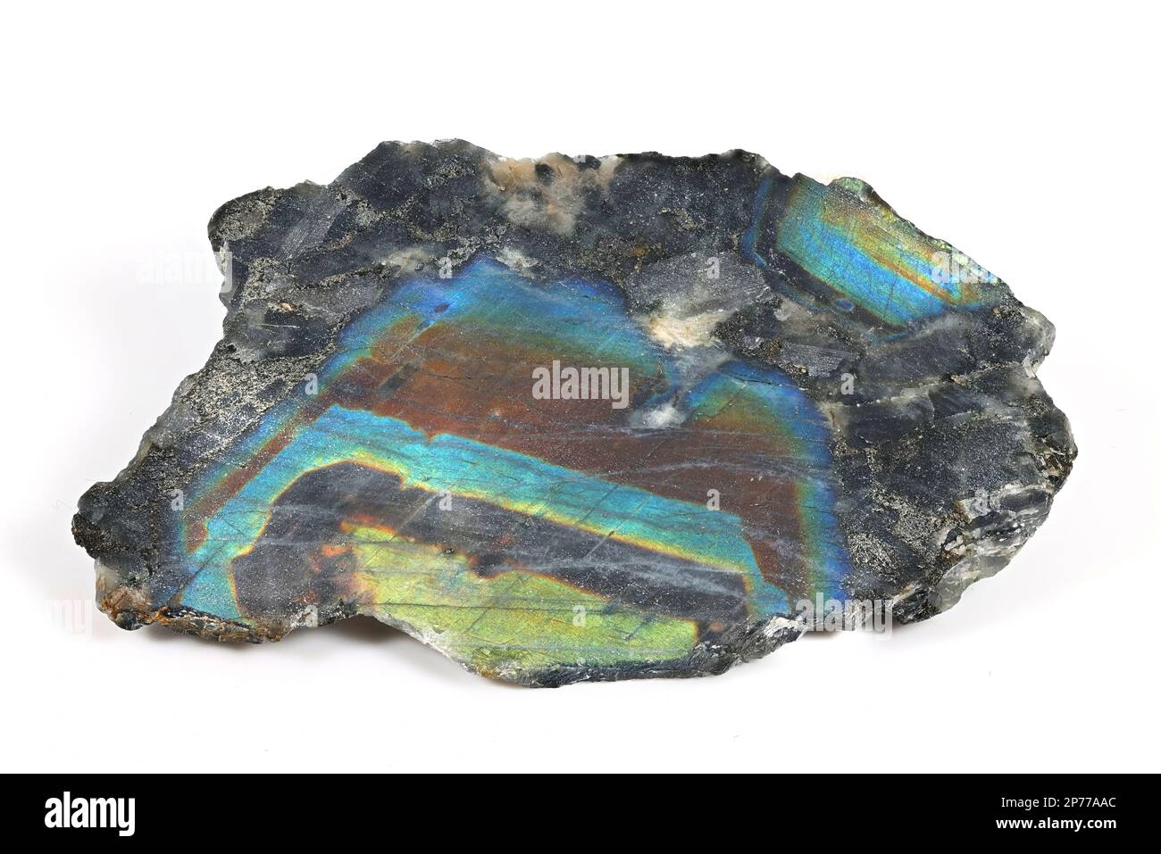 Cristalli grezzi non tagliati di minerale colorato chiamato spectrolite o labradorite, gemma lapidaria dalla Finlandia Foto Stock