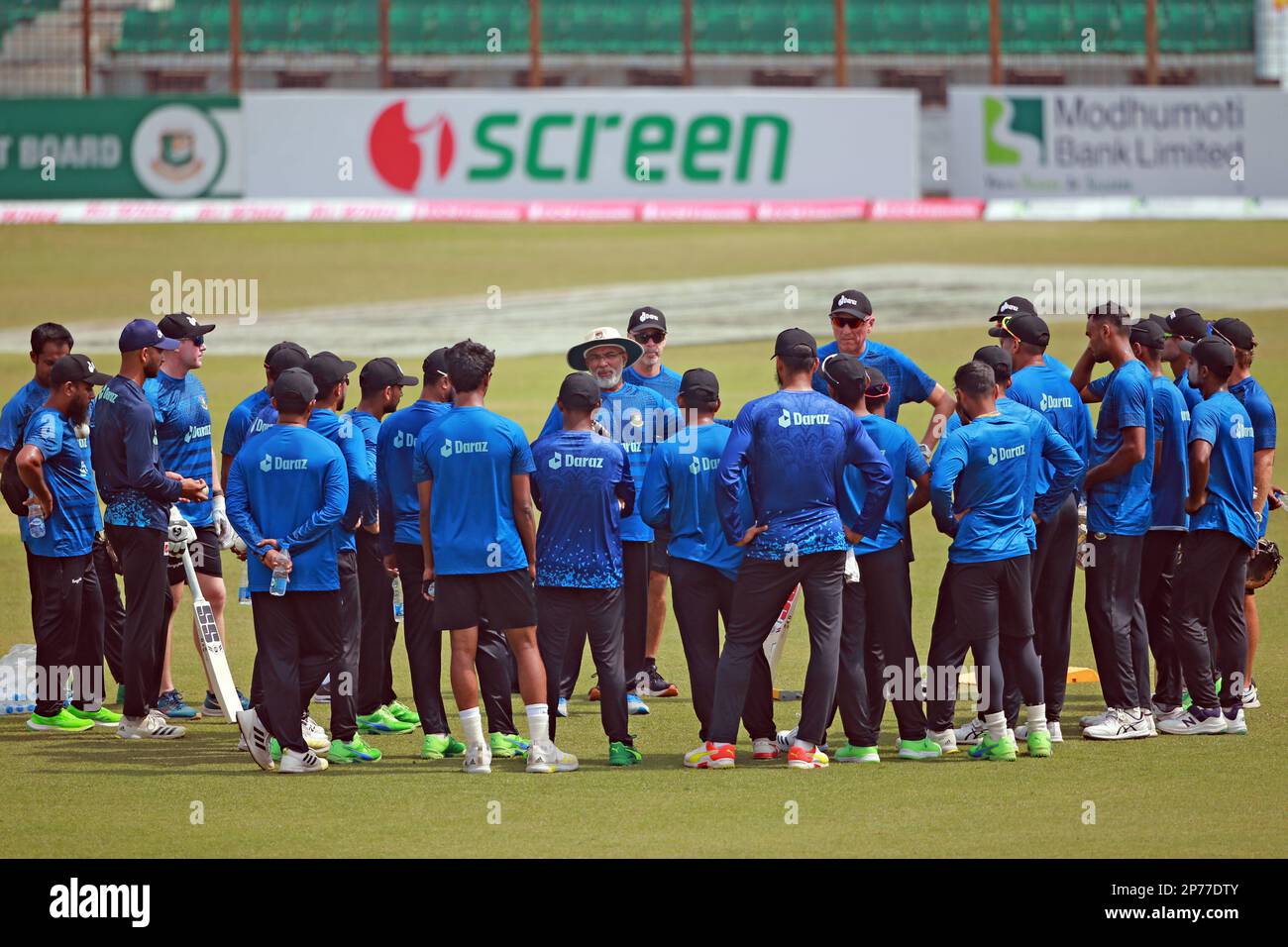 Capo allenatore Chandika Hathurusingha (C) indirizzo ai giocatori durante il Bangladesh T20 Cricket Team partecipa alla pratica prima della prima partita del Foto Stock