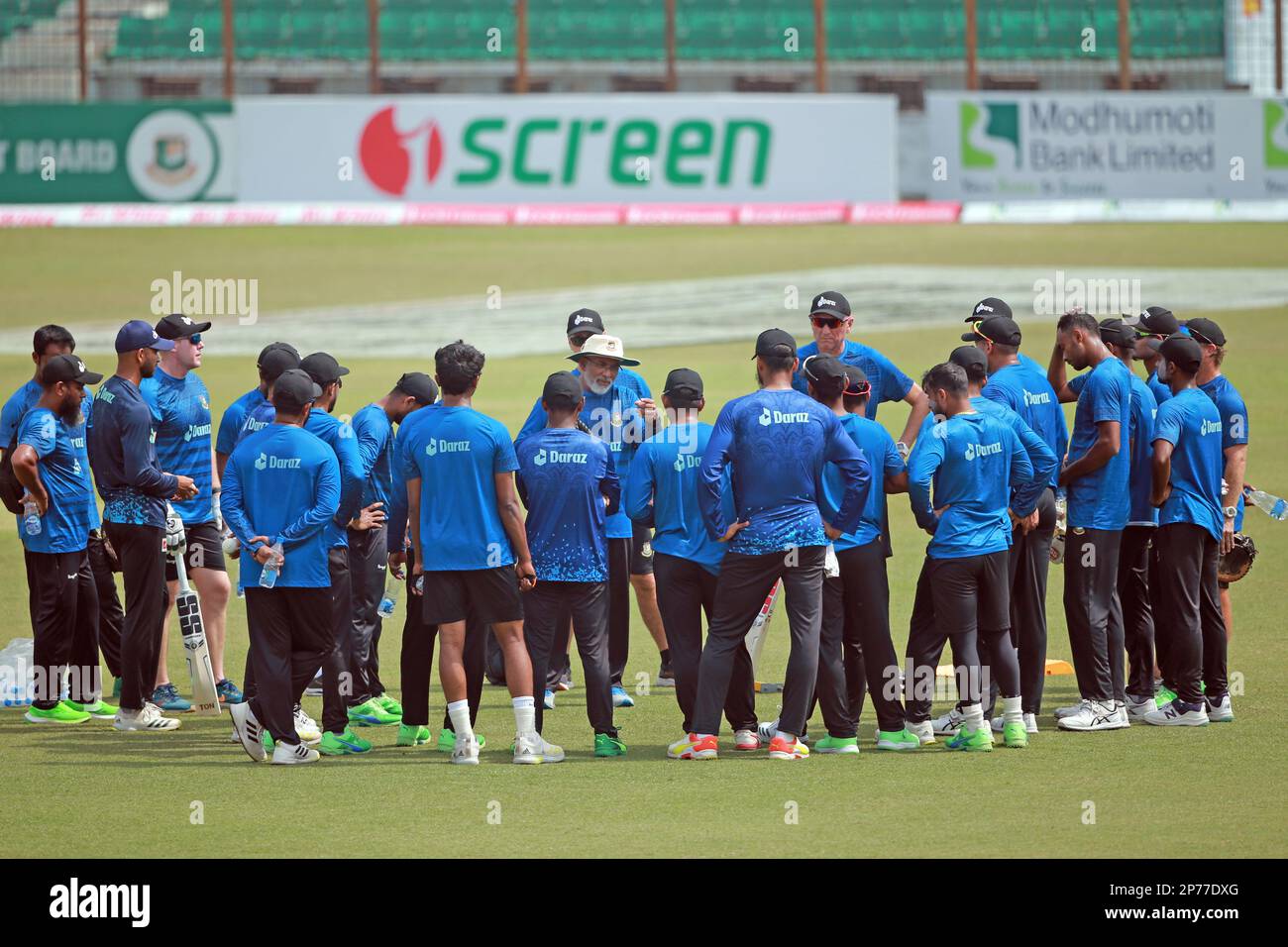 Capo allenatore Chandika Hathurusingha (C) indirizzo ai giocatori durante il Bangladesh T20 Cricket Team partecipa alla pratica prima della prima partita del Foto Stock