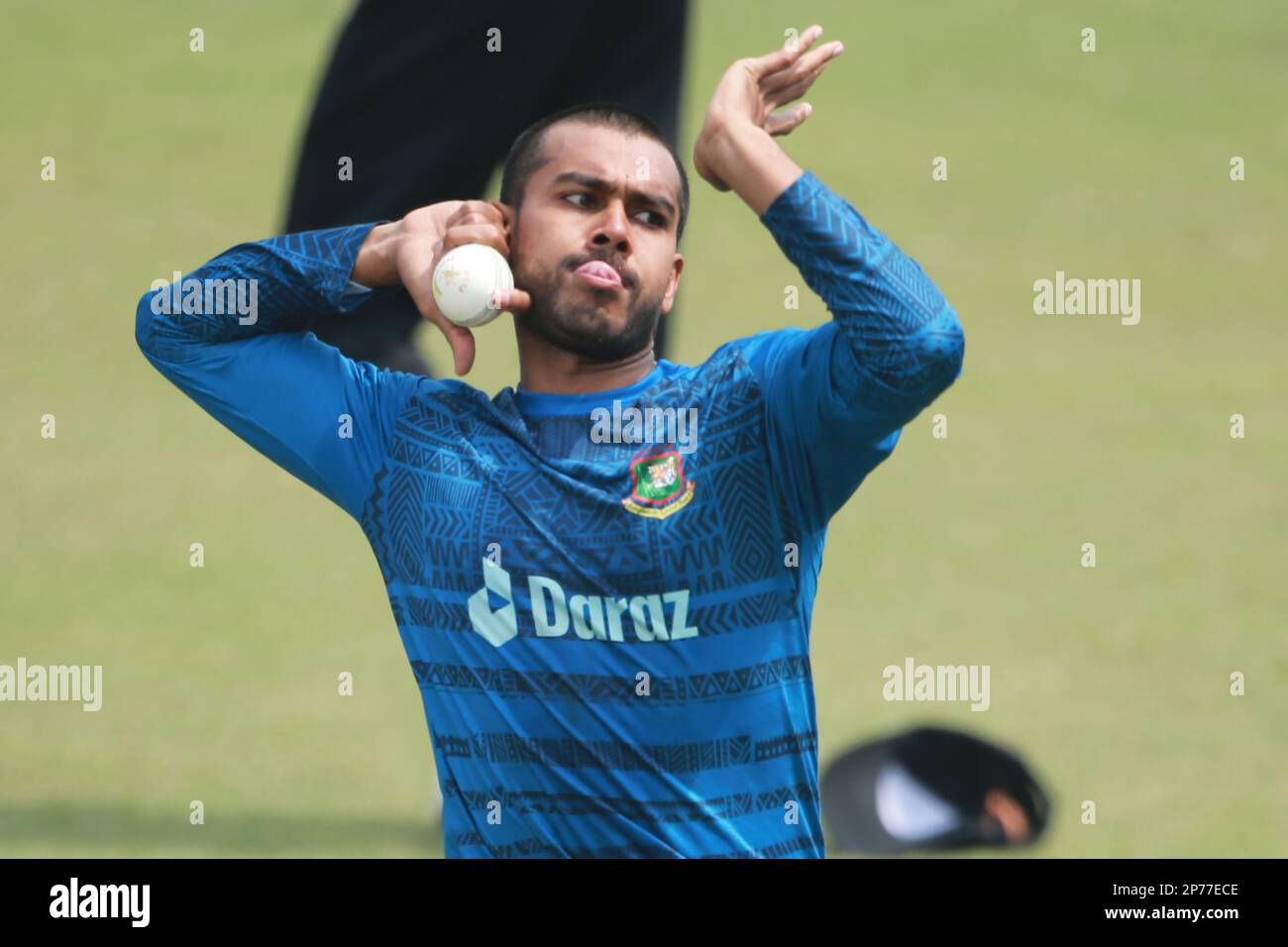 Tutti i ruggiti Mehidy Hasan Miraz durimg il Bangladesh T20 Cricket Team partecipa alla pratica in vista della prima partita della serie a Zahur Ahmed Chowdhury Foto Stock