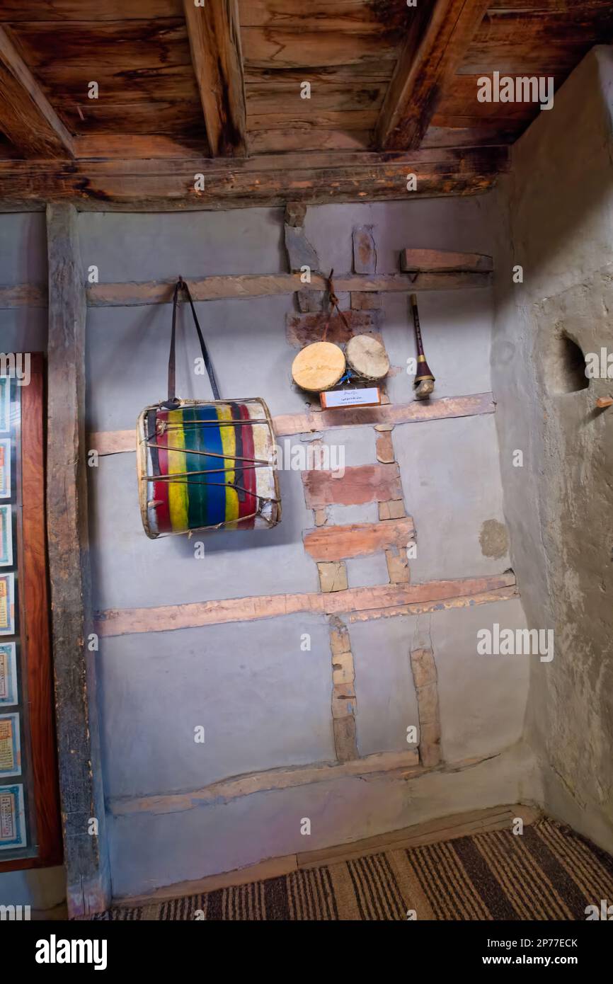 Strumenti musicali tibetani, banconote in valuta cinese, vetro di Kashmiri, tappeti locali, colorati sedili reali e strumenti musicali a corda utilizzati durante il periodo Foto Stock