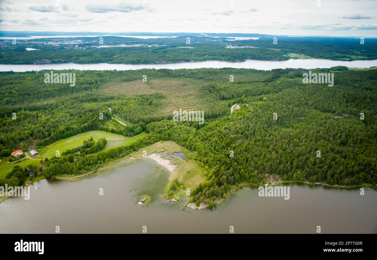 Vista aerea su una parte dell'isola Dillingøy nel lago Vansjø a Østfold, Norvegia. Foto Stock