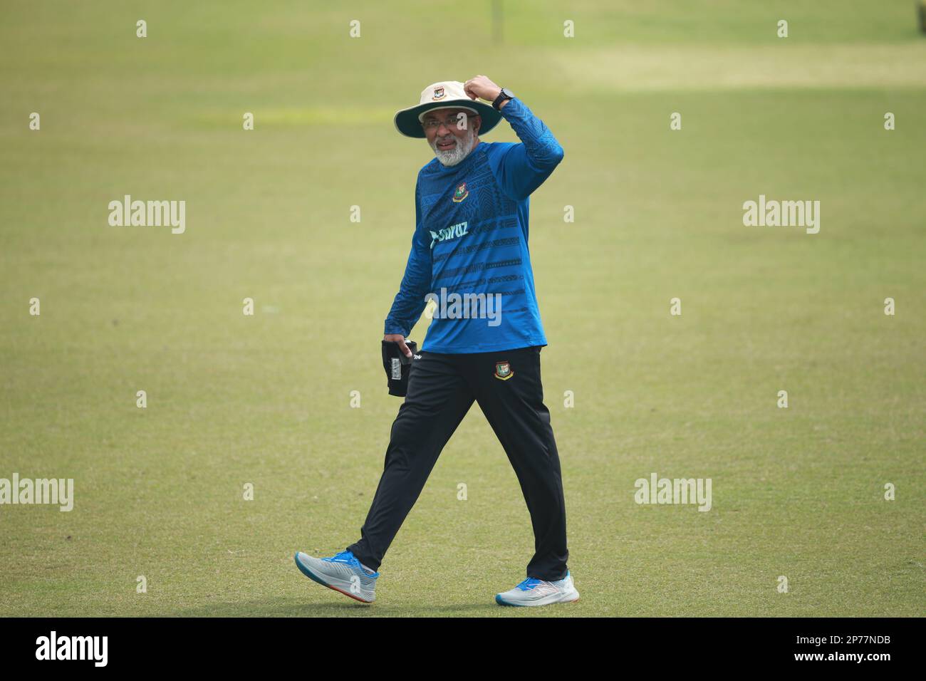 Allenatore capo Chandika Hathurusingha durante la sessione di pratica in vista della prima partita della serie allo Zahur Ahmed Chowdhury Cricket Stadium, Sagorika, C. Foto Stock