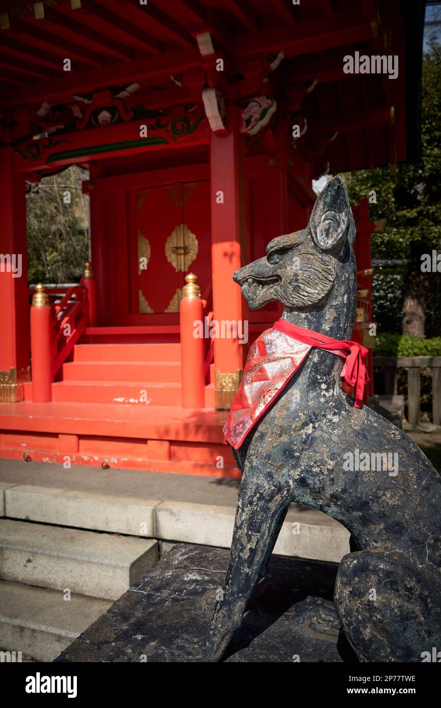 Una volpe divina messaggera al Santuario di Kanda Myojin Foto Stock