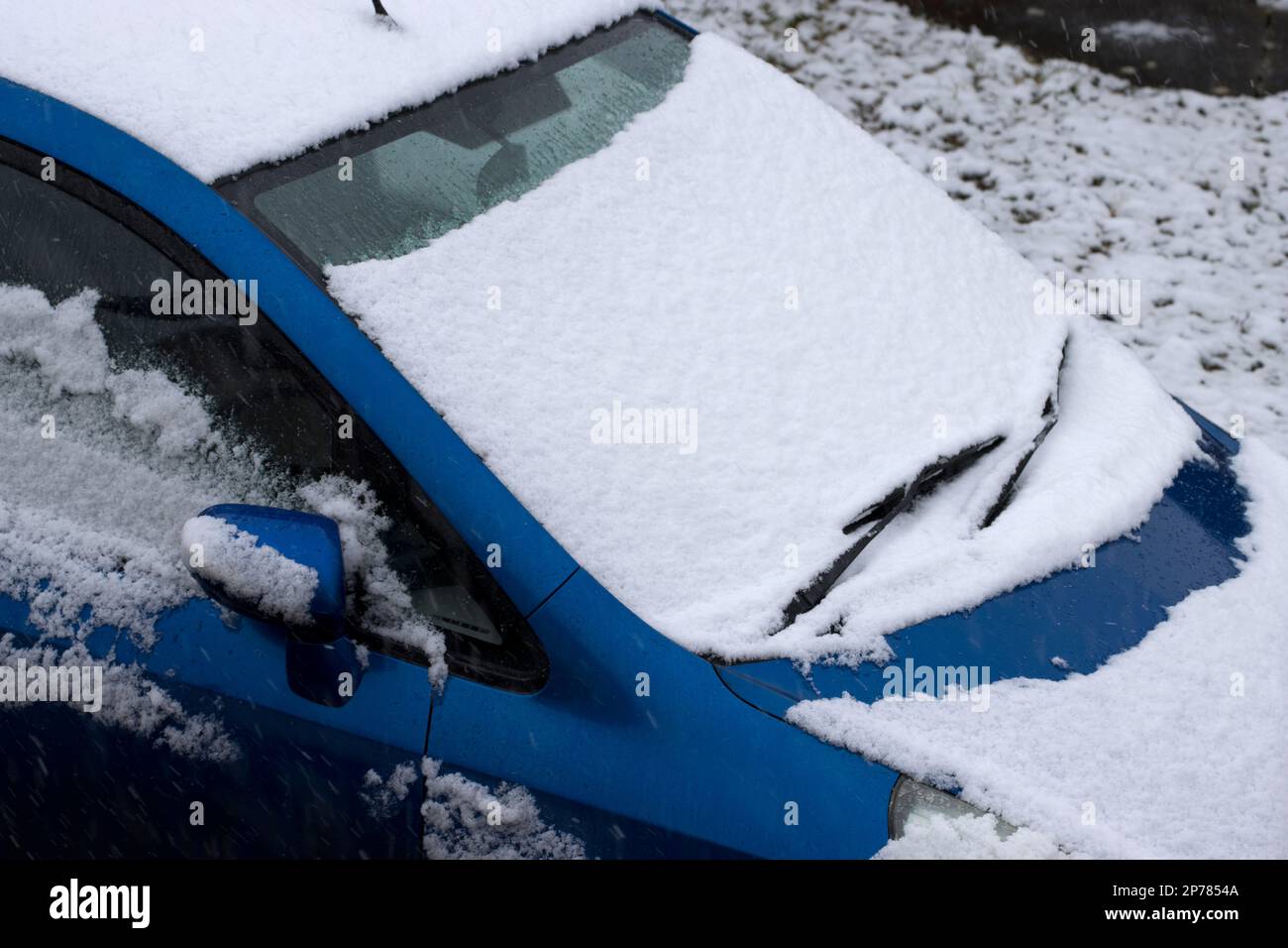 Auto coperto di neve Foto Stock
