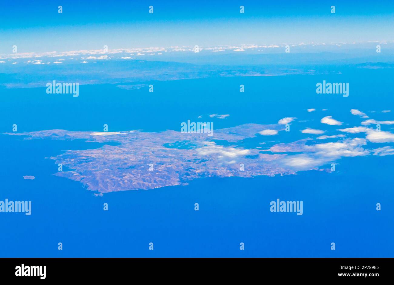 L'isola di Lemnos e Türkiye o la Turchia continentale in lontananza vista dall'aereo che vola sul Mare Egeo settentrionale. Foto scattata l'11 settembre 4th Foto Stock