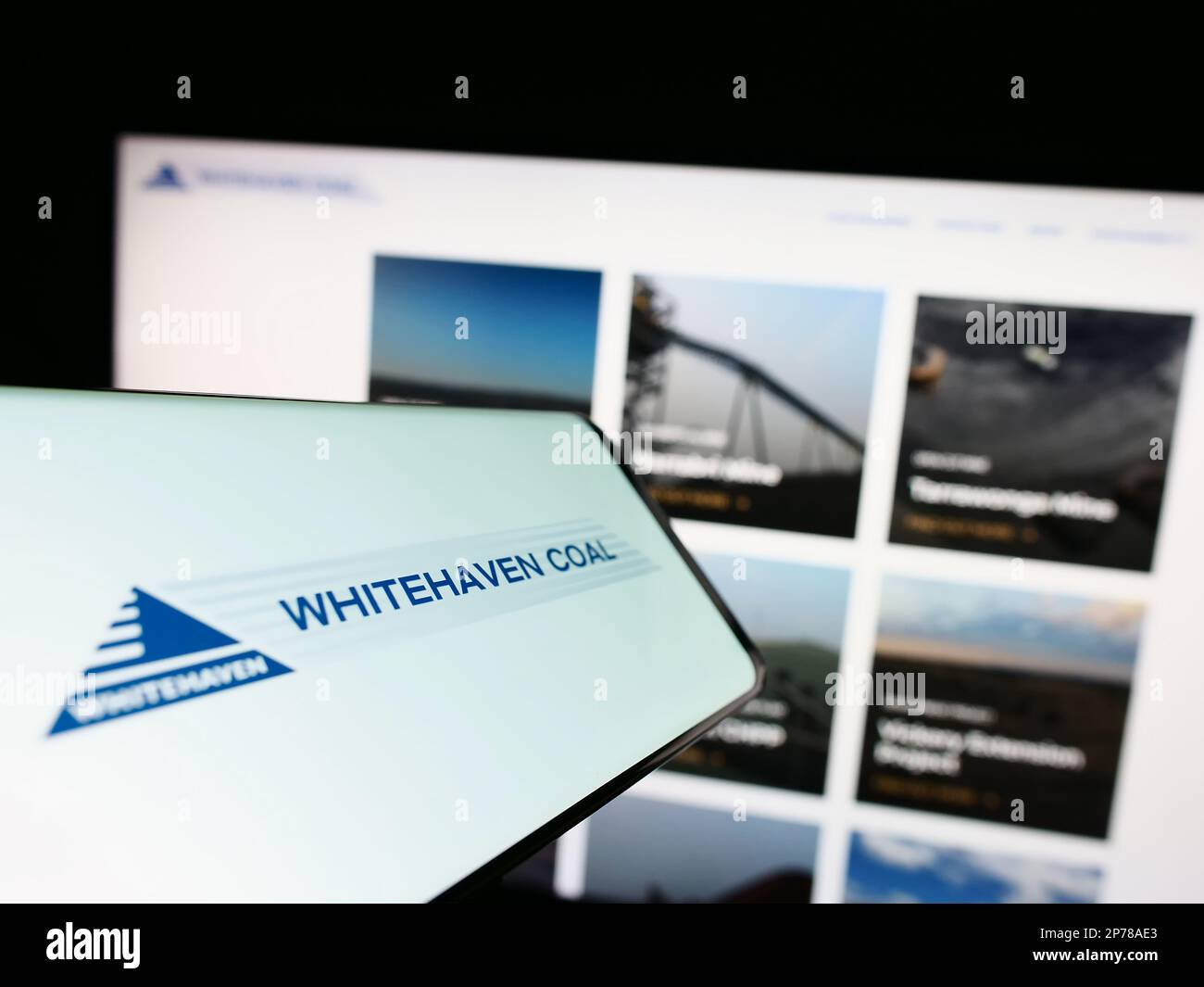 Cellulare con il logo della società mineraria Whitehaven Coal Limited sullo schermo di fronte al sito web aziendale. Messa a fuoco al centro a destra del display del telefono. Foto Stock