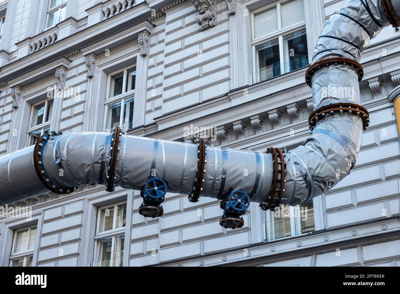 Tubo di scarico dell'acqua con valvole in una strada a Vienna, Austria Foto Stock