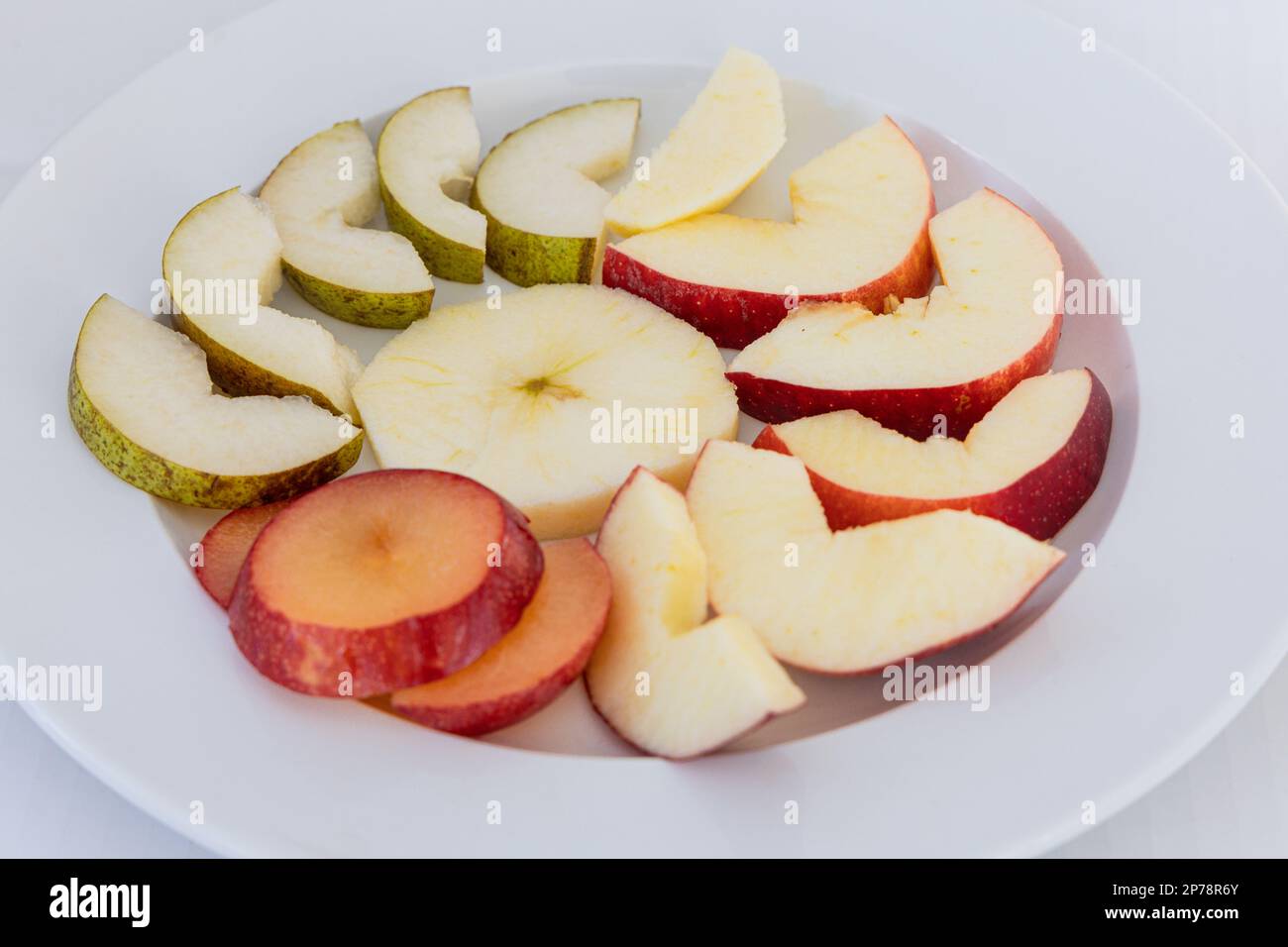 IFTAR Macedonia di frutta: Sana prima colazione mela, pere, prugne Foto Stock