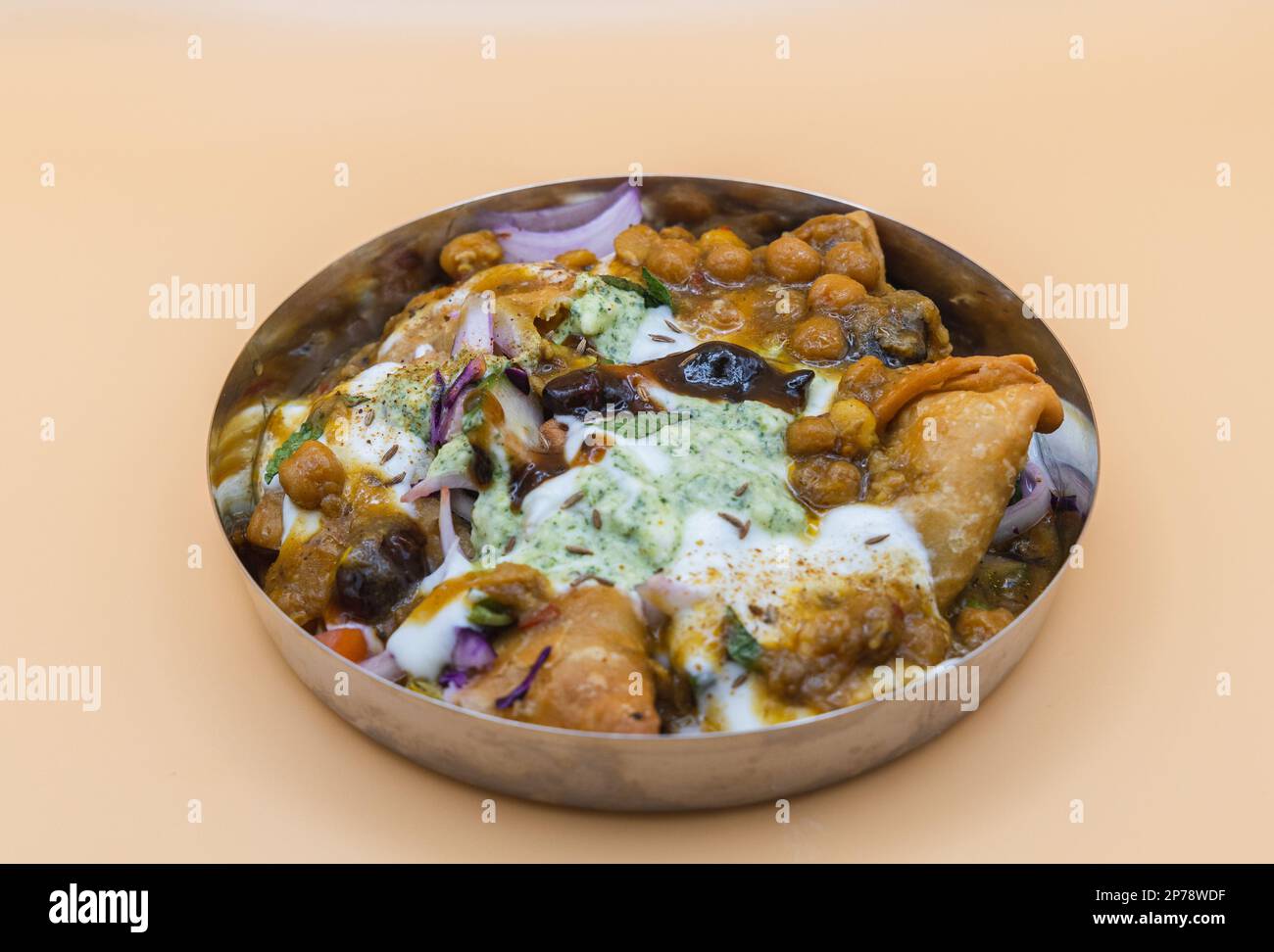 Ramadan Food Samosa Chaat: Cibo di strada pakistano indiano snack vegetariano. Prodotto con yogurt Channana Alo Mint Tamarind Chutney Foto Stock
