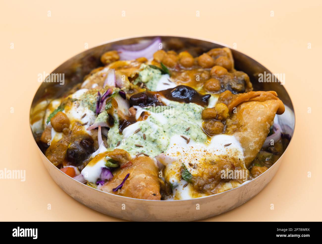 Samosa Chaat: Cibo di strada indiano pakistano spuntino vegetariano. Prodotto con Chana Alo menta Tamarind Chutney yogurt - Ramadan Food Foto Stock