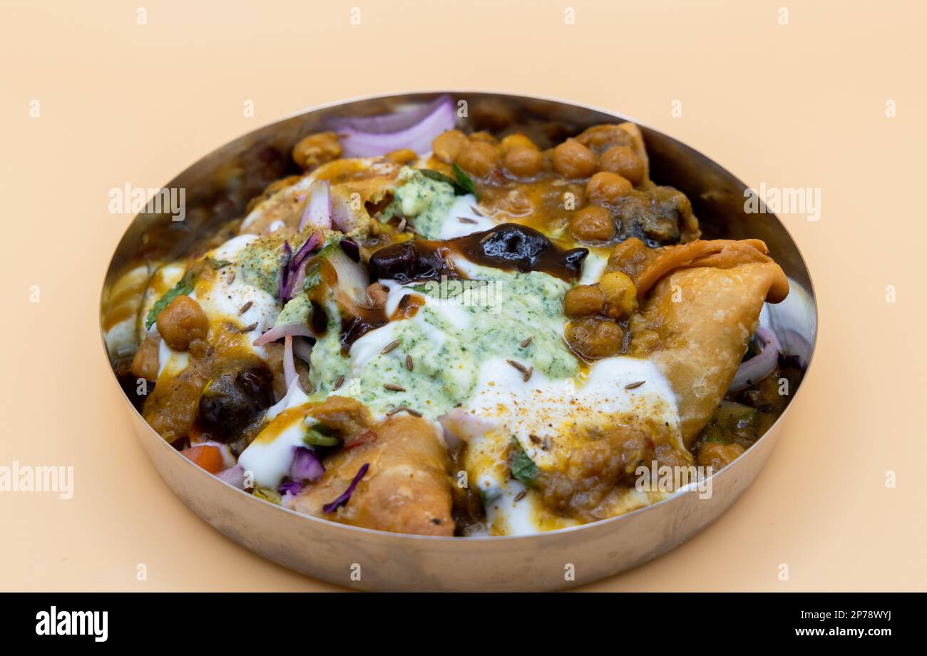 Samosa Chaat: Cibo di strada indiano pakistano spuntino vegetariano. Prodotto con Chana Alo menta Tamarind Chutney yogurt - Ramadan Food Foto Stock