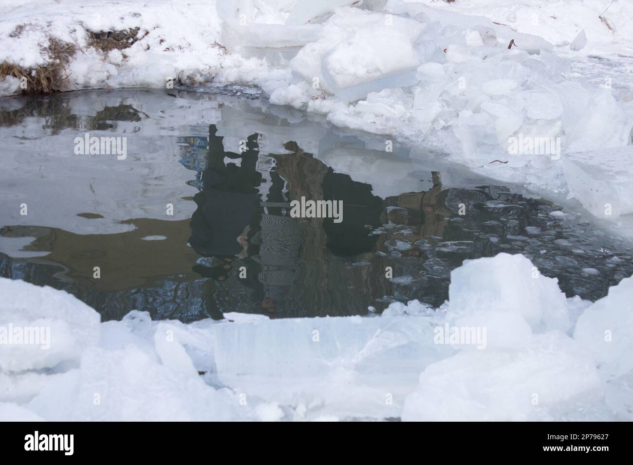 Inverno buca lago ghiacciato con neve e ghiaccio Foto Stock