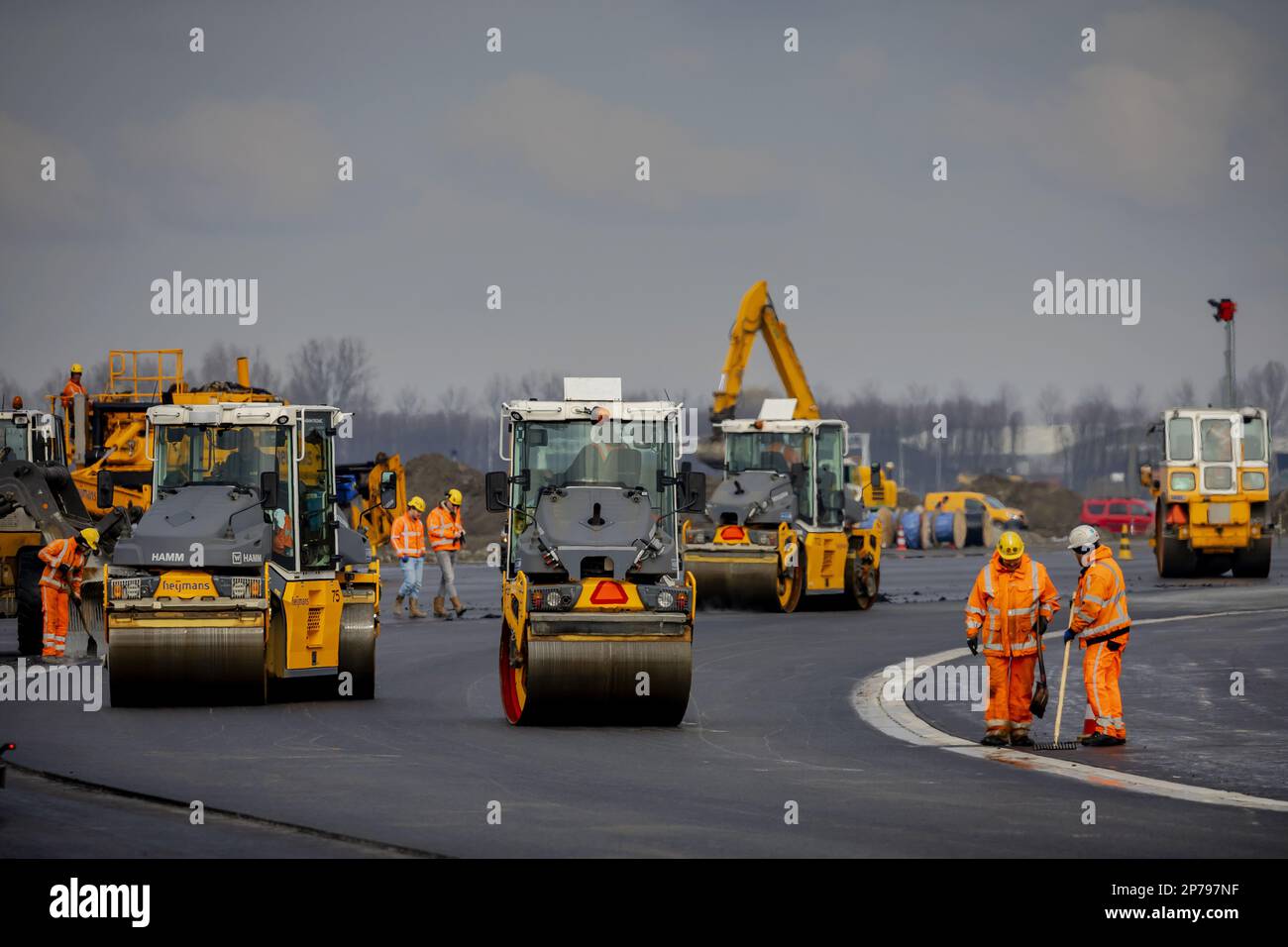 SCHIPHOL - lavori di manutenzione sulla Zwanenburgbaan. La pista dell'aeroporto di Schiphol è fuori uso per lavori di manutenzione. ANP ROBIN VAN LONKHUIJSEN olanda fuori - belgio fuori Foto Stock