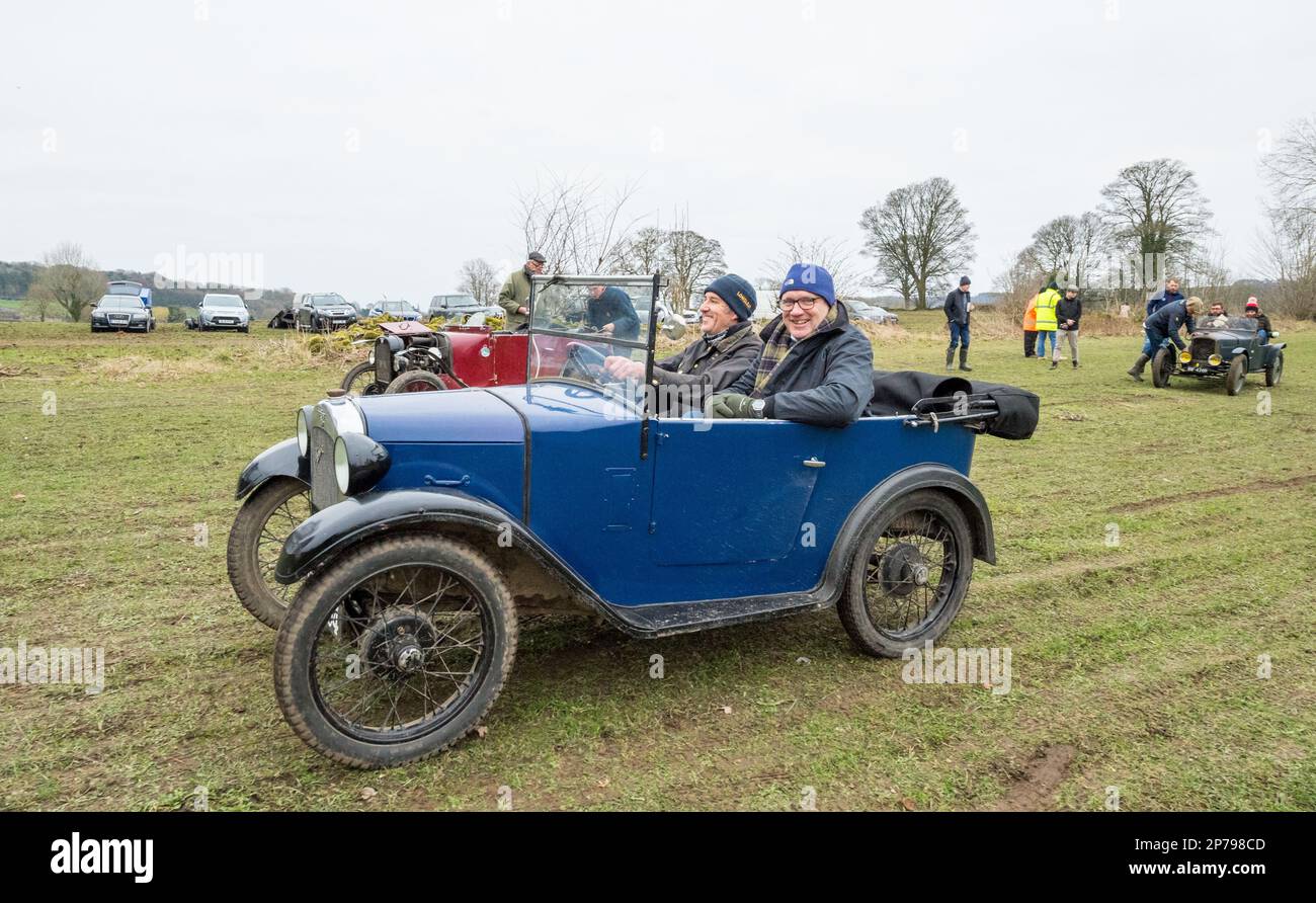 I membri del Vintage Sports Car Club (V.S.C.C.) che partecipano ai club annuali John Harris Hill Trials per le auto prodotte prima di W.W.2. Foto Stock