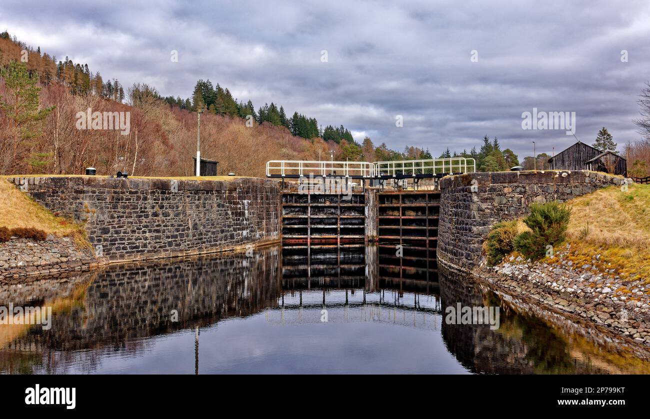 Gairlochy Caledonian Canal Spean Bridge Great Glen Way Scotland arrugginito loch cancelli al Gairlochy swing bridge Foto Stock