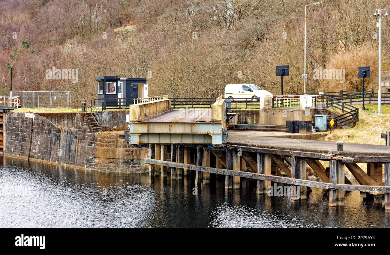 Gairlochy Caledonian Canal Spean Bridge Great Glen Way Scotland il ponte sospeso che si apre sull'acqua del canale Foto Stock