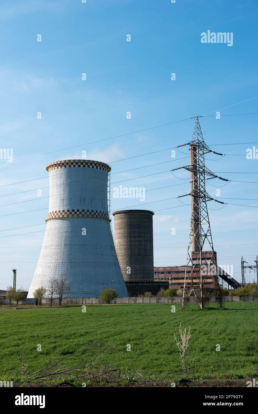 Centrale a carbone disinteressata nel campo forno a vapore con cielo blu chiaro. Foto Stock