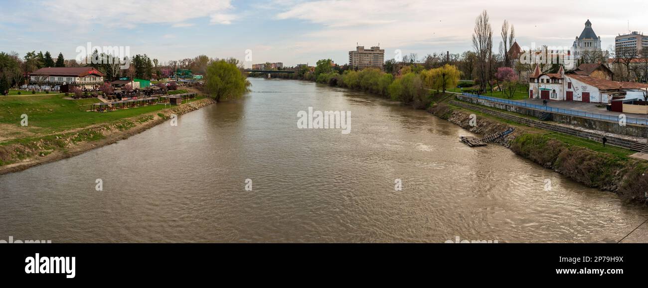 Vista panoramica della città di Arad Romania da un ponte sul fiume Mures. Foto Stock